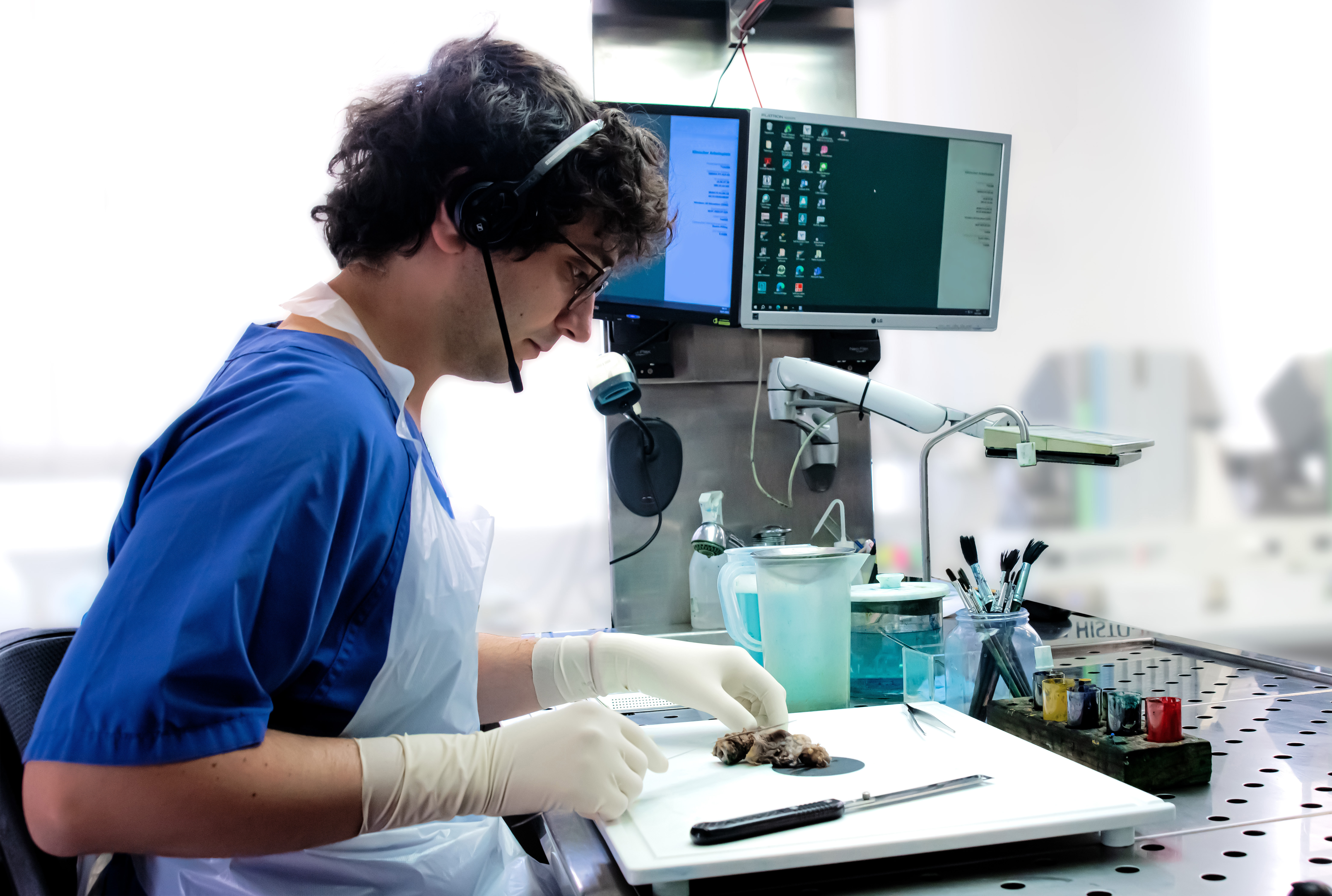 Makroskopische Untersuchung: Pathologe beim Gewebezuschnitt